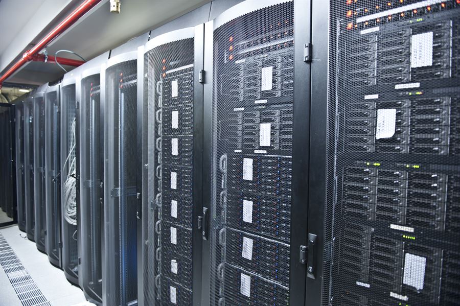 Allée de baies serveurs dans un datacenter