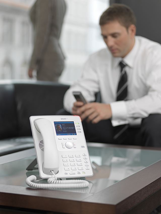 Téléphone IP professionnel posé sur un bureau